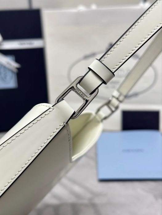 Prada Cleo чанта бяла
