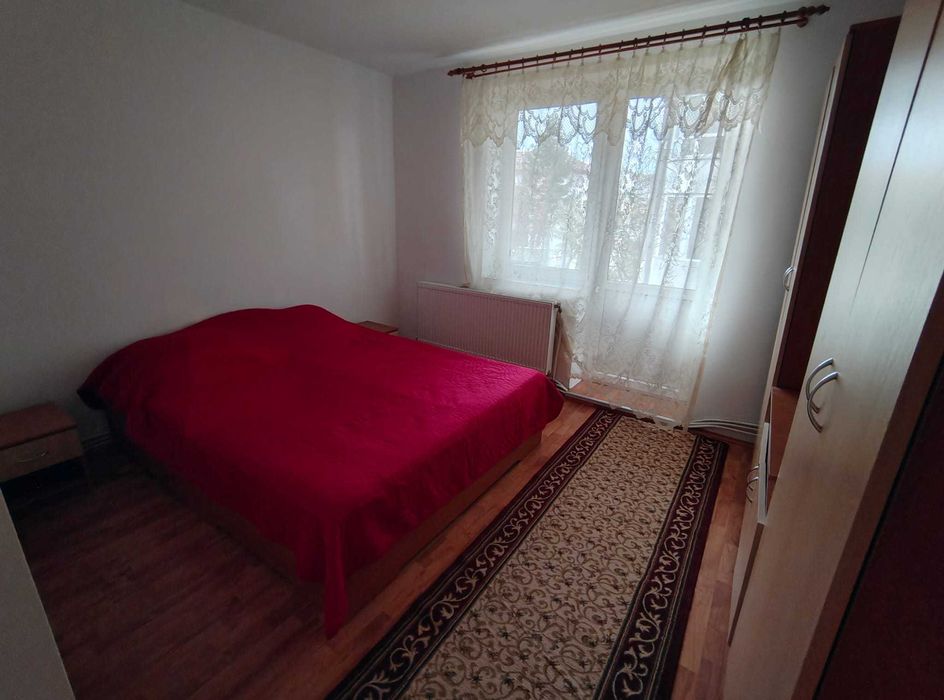 Apartament cu 3 camere de închiriat