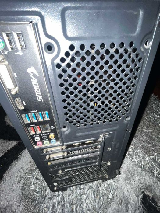 Компютър с мишка и клавиатура