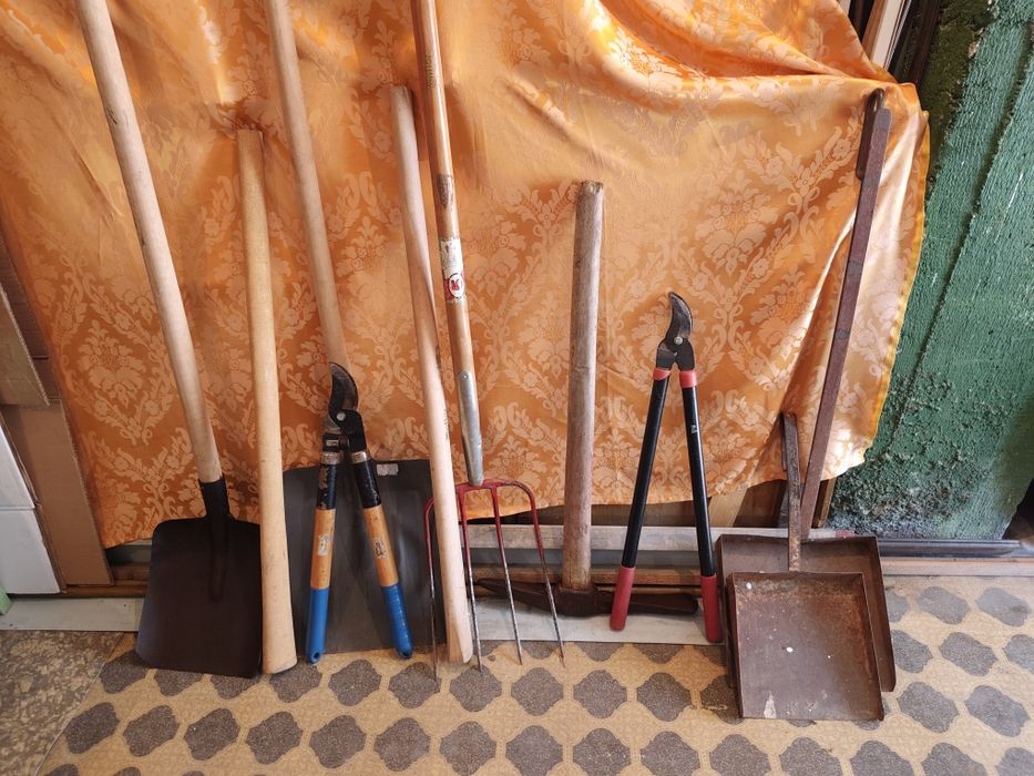 Săpa  lopată, târnăcop, furcă,foarfece crengi