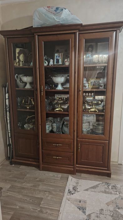 Шкаф для посуды со стеклом