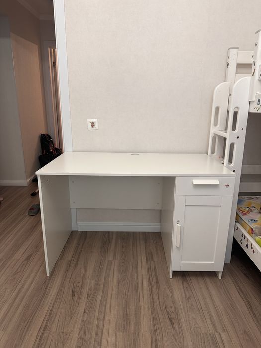 Рабочий стол фирмы Ikea