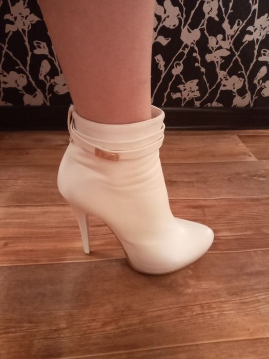 ботильон в белом цвете