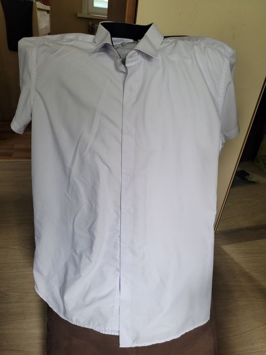Продам б/у белые школьные рубашки.