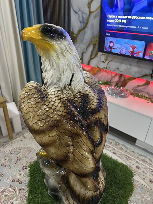 Продам сувенир беркута с подставкаий