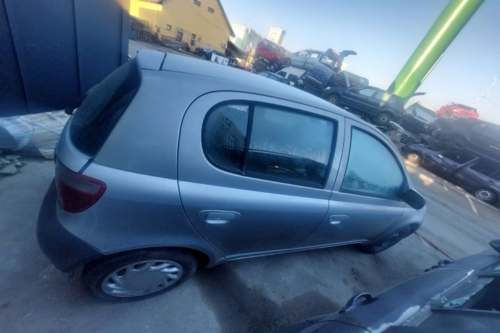 Conducta AC Toyota Yaris 2000 1.0 MT (68 hp)