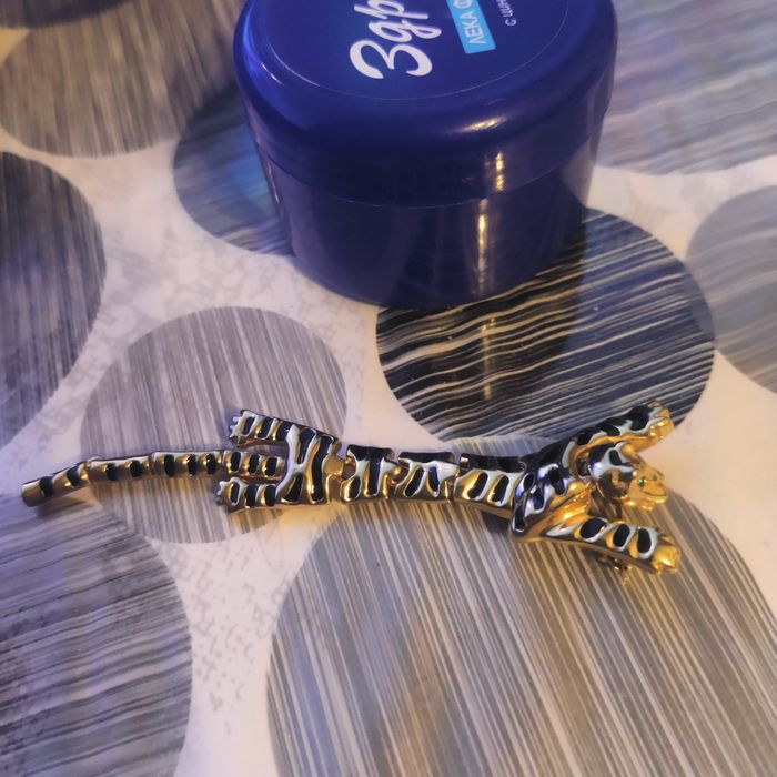 Позлатена брошка на Ягуар  със изумрудено зелени очи