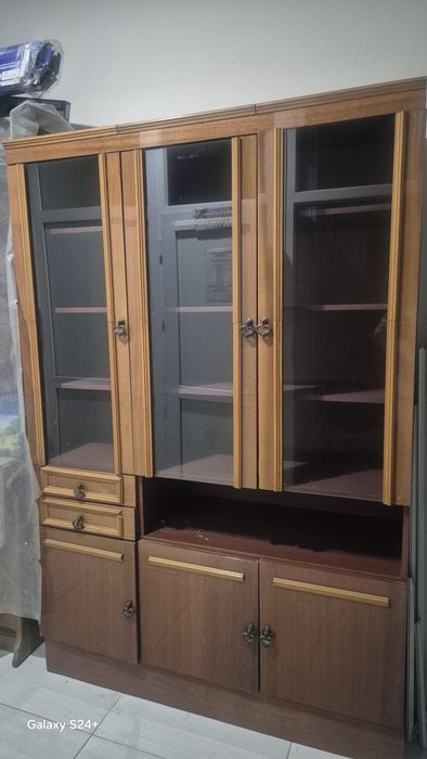 Трехдверный шкаф