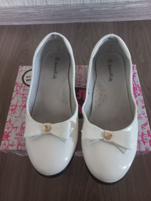 Продам детские белые туфли