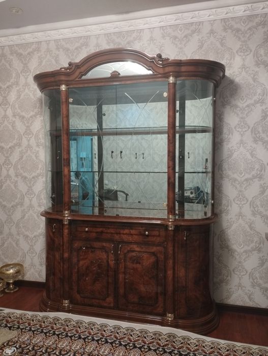 Mebel mehmon xona uchun stenka va kamod