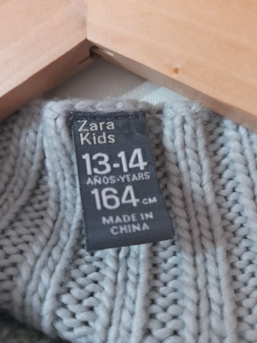 Pulovere și tricouri cu mânecă lunga, 10-14 ani, in stare excelenta.