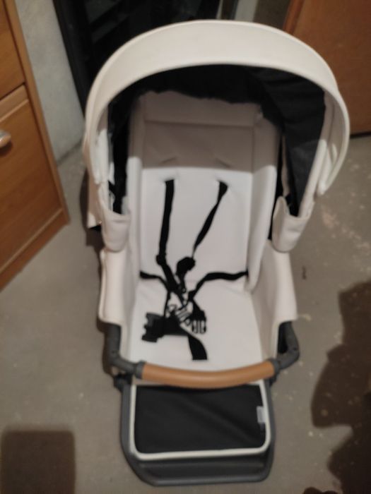 Бебешка количка Roan Bass