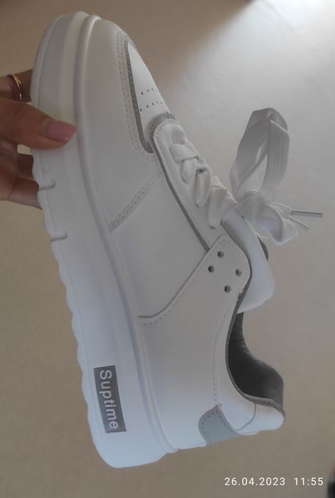 Новые белые кроссовки