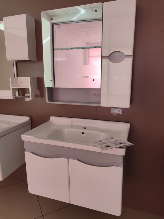 Раковина  висячей тумбой и с шкаф зеркалом комплект