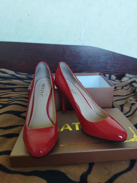Туфли  красные лаковые