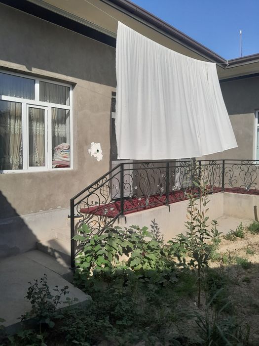 Solnichnida uy sotiladi maktab yaqin aftobuslar bor gaz suv svet zo'r