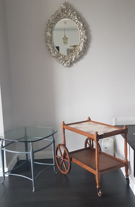 Gheridon vechi din lemn masiv