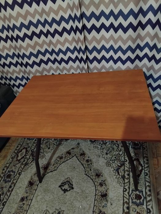 Продам небольшой столик.