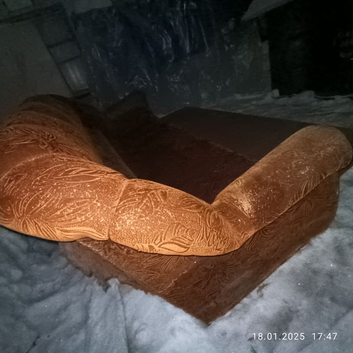 Диван раскладной и кресло.