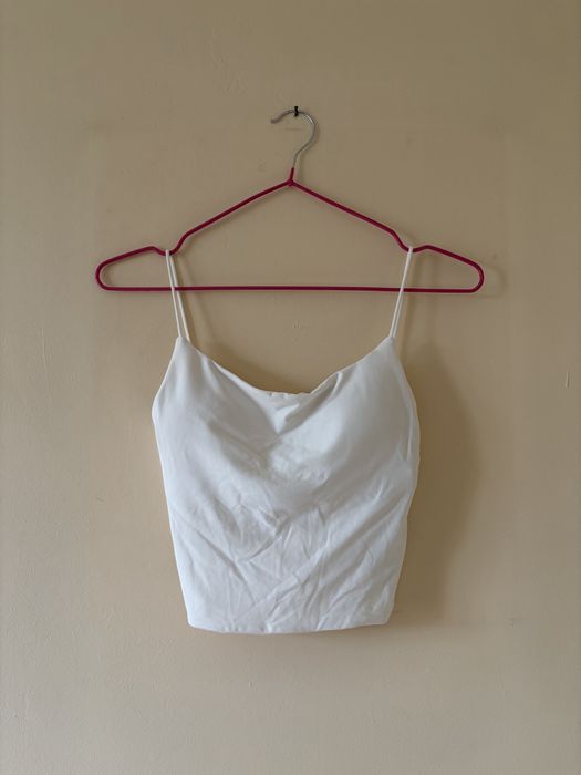 Къс бял потник с вградена чашка