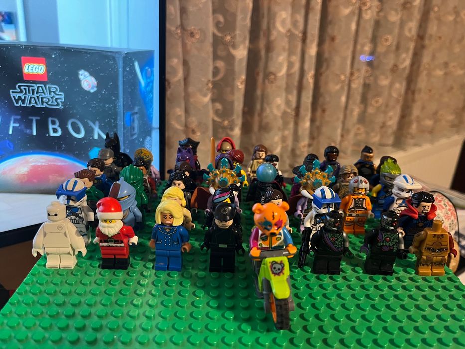 Lot Omuleți Lego din diverse Teme