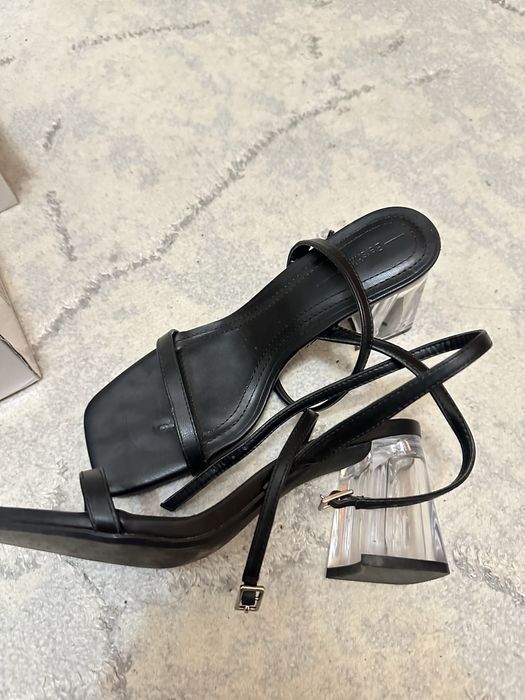 Босоножки черного цвета Bershka