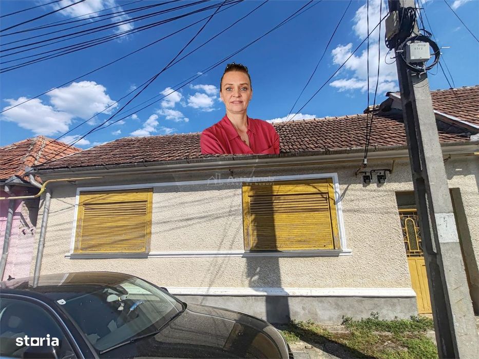 Bocsa Montana, Casa cu pridvor generos, ideala pentru familie extinsa.
