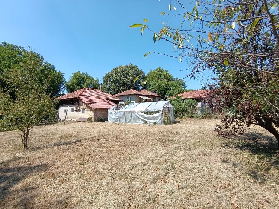 къща с двор в село Яворец