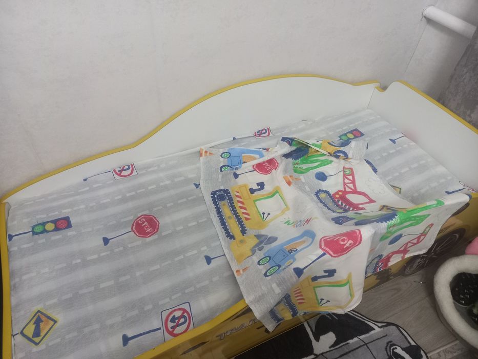 Детская кровать-машинка .