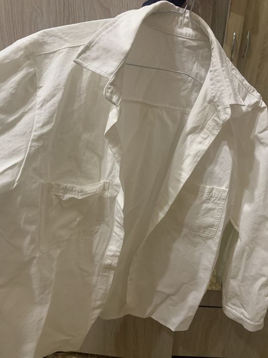 Белые рубашки.