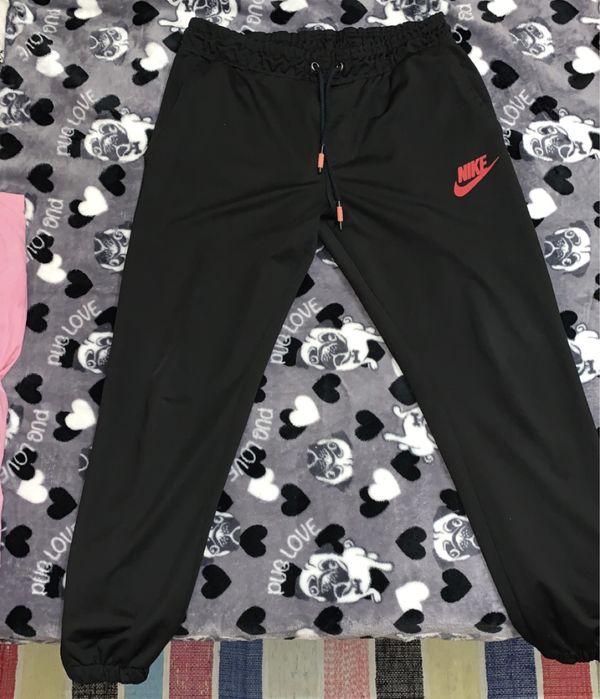 Vând pantaloni Nike!