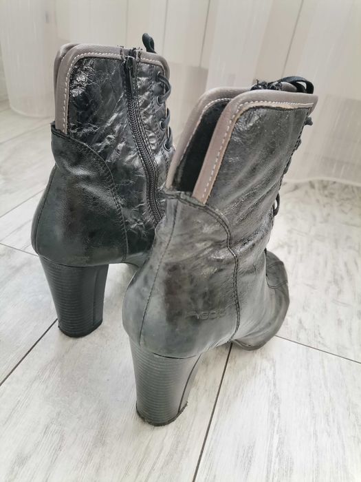 Елегантни боти на висок ток