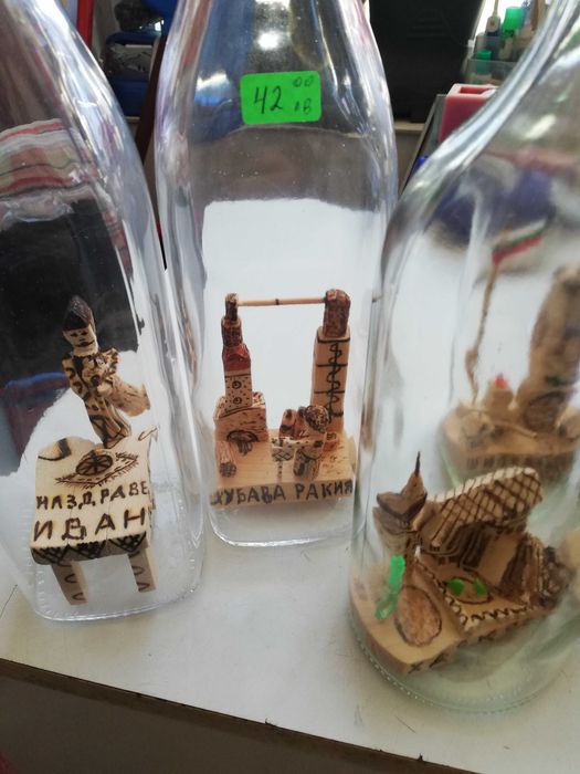 Шишета с дървени фигури