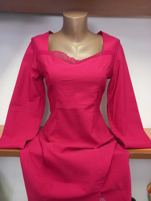 Рокля в малинов цвят