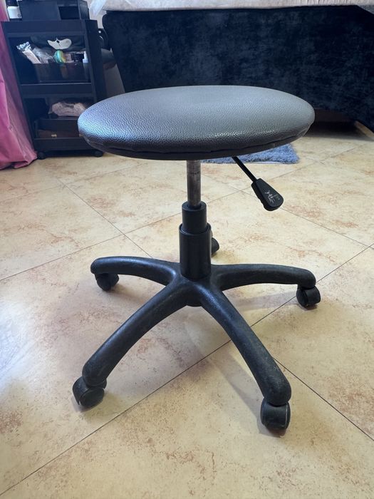 Стульчик на колесиках