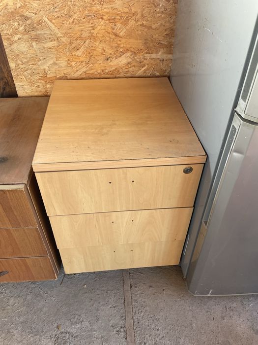 Продам кресло и тумбочки