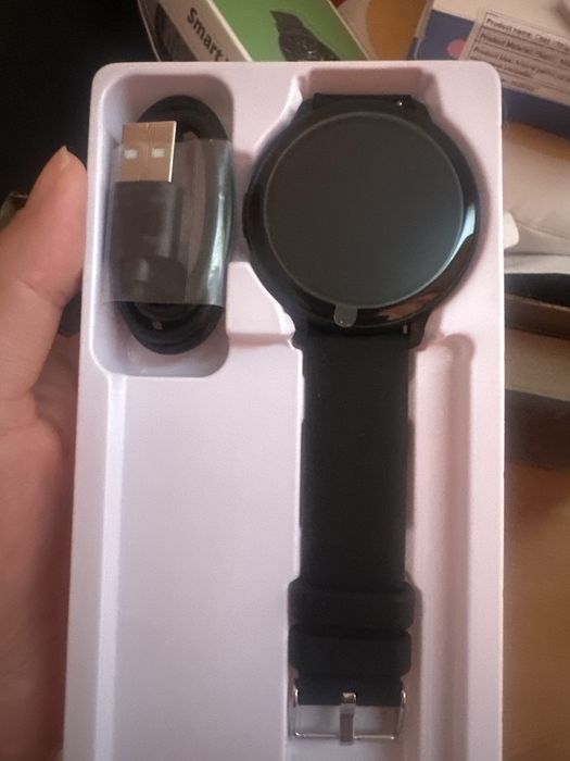 Smart watch cu cablu de încărcare