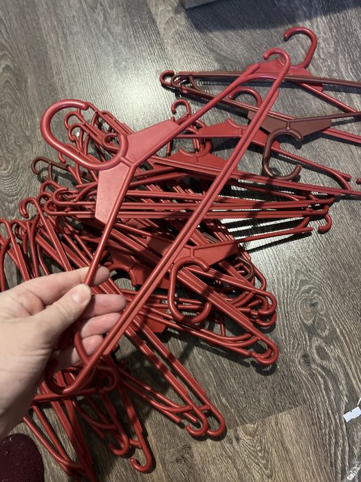 Вешалки  подростковые  для одежды.