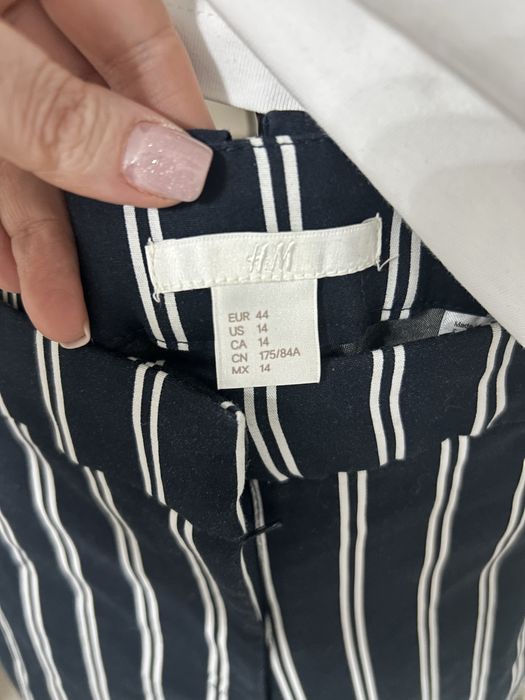 Pantaloni H&M, impecabili.