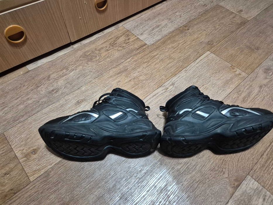 Продам зимние кроссовки для мальчика