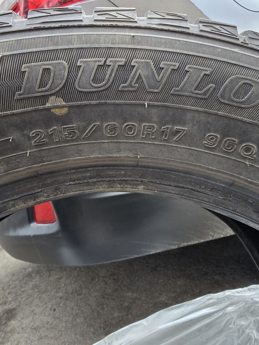 Зимние шины Dunlop 215/60/17.