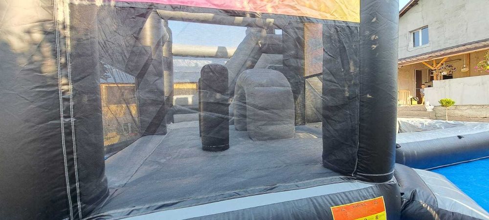 Castel gonflabil cu tobogan si piscina cu bile pentru cei mici