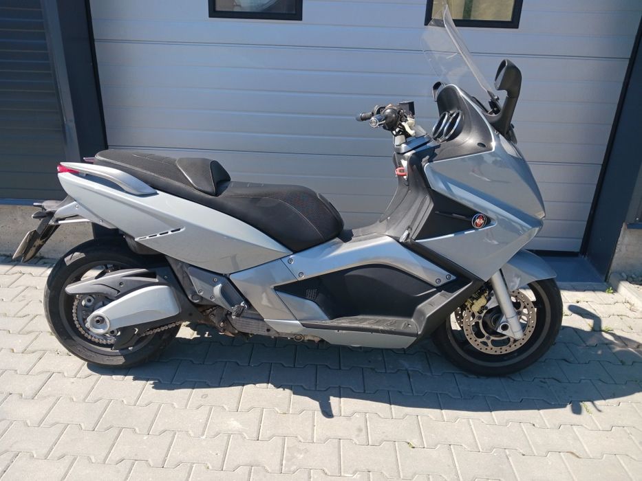 Moto M Parts Ploiesti srl vinde Gilera GP 800 maxi scuter inmatriculat