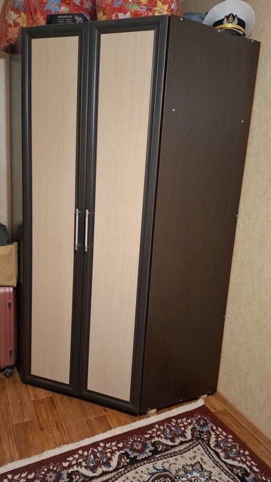 Угловой шкаф в хорошем состоянии