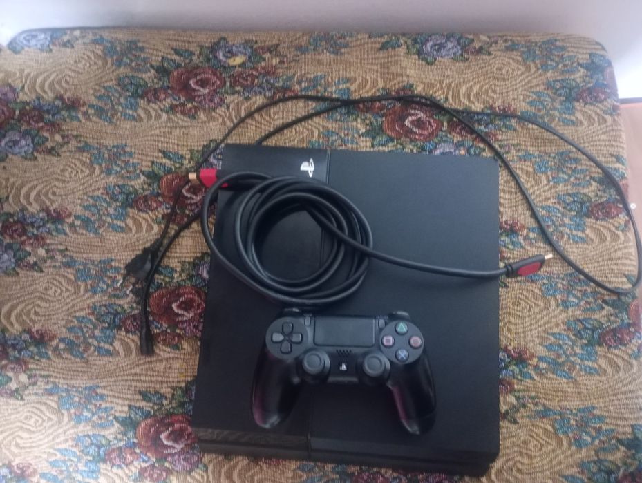 Vând PlayStation 4