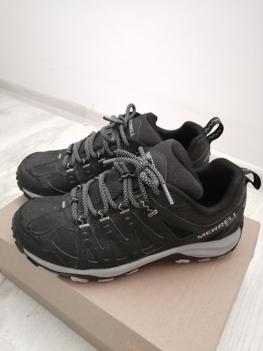 Продавам дамски туристически обувки Merrell 38 номер