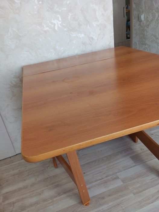 Продам стол складной 7000