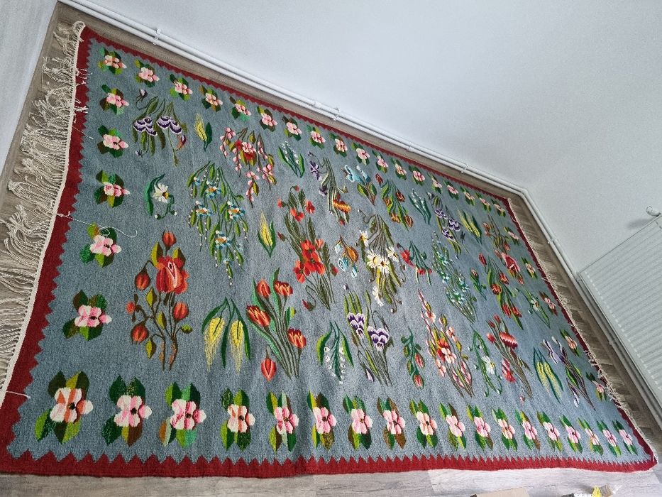 Vând covor Oltenesc.Tesut in razboi .Dinensiunec3m/2m