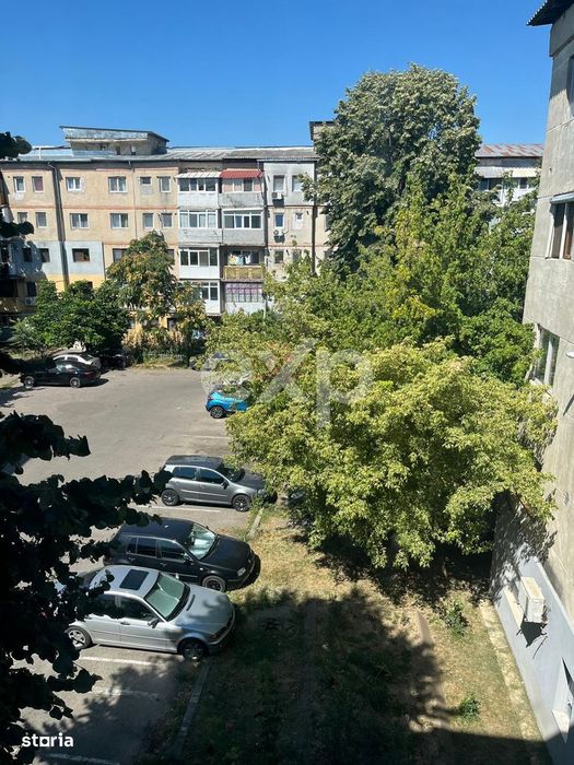 Vanzare 2 camere curat liber decomandat et 3 central Gaesti