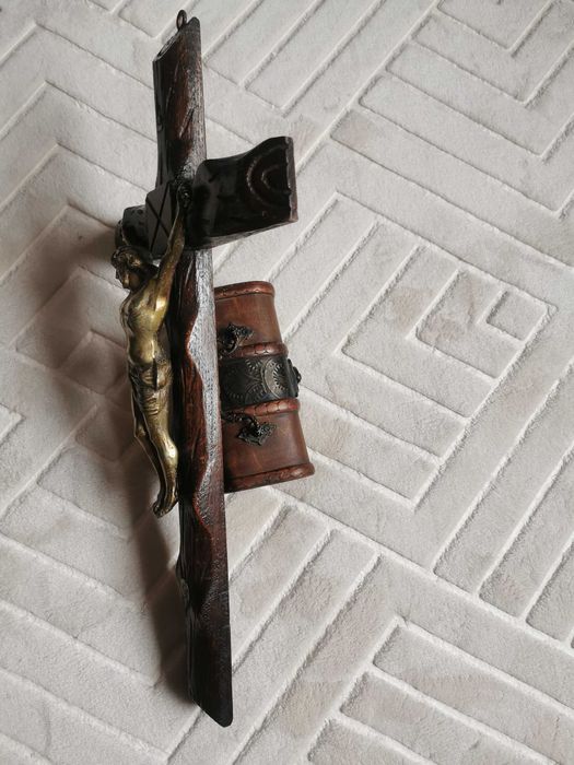 Crucifix din lemn cu corpul lui Isus Hristos din metal alama sau bronz